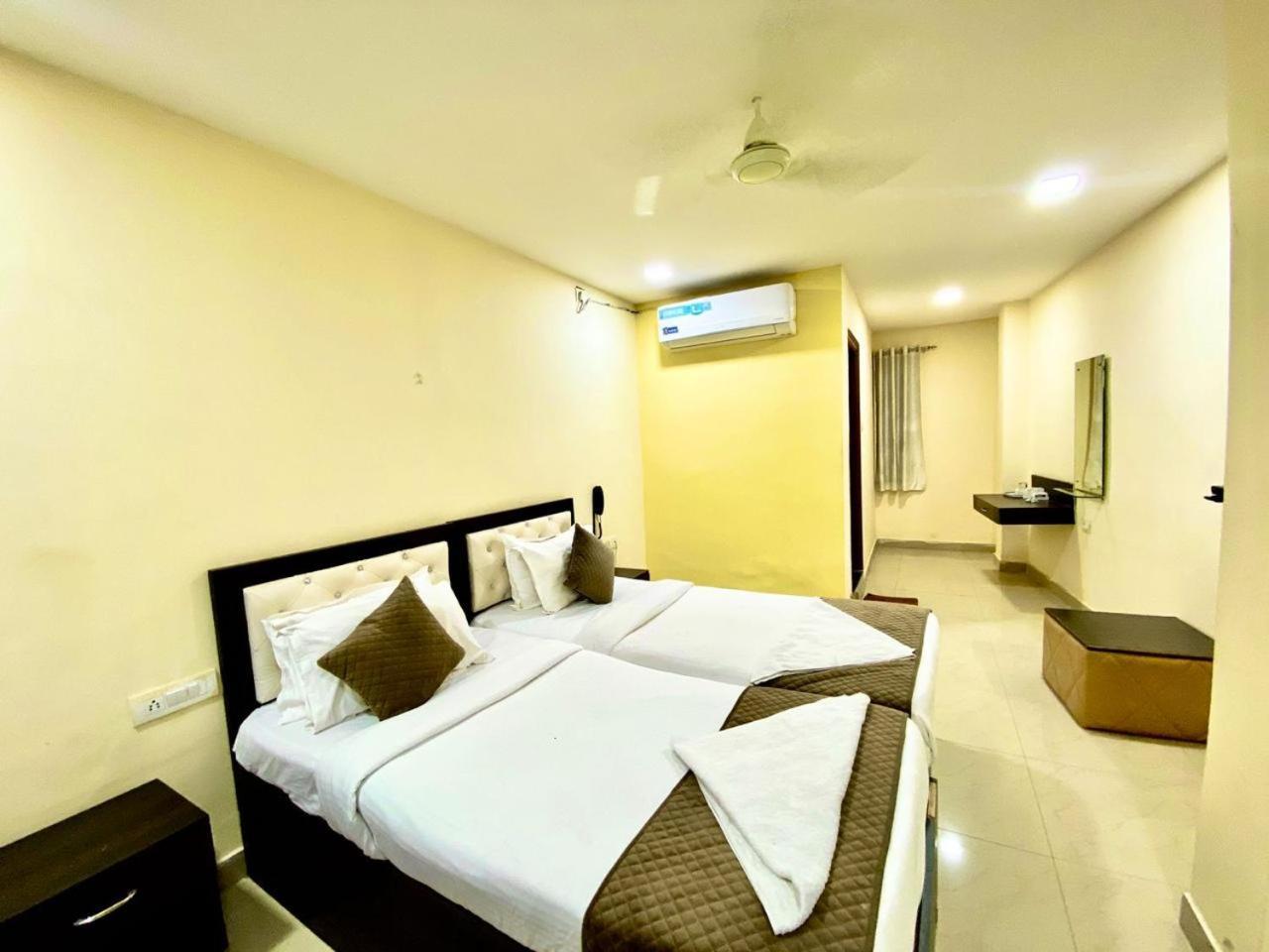 Hotel Sky Park Shamshabad Exteriér fotografie